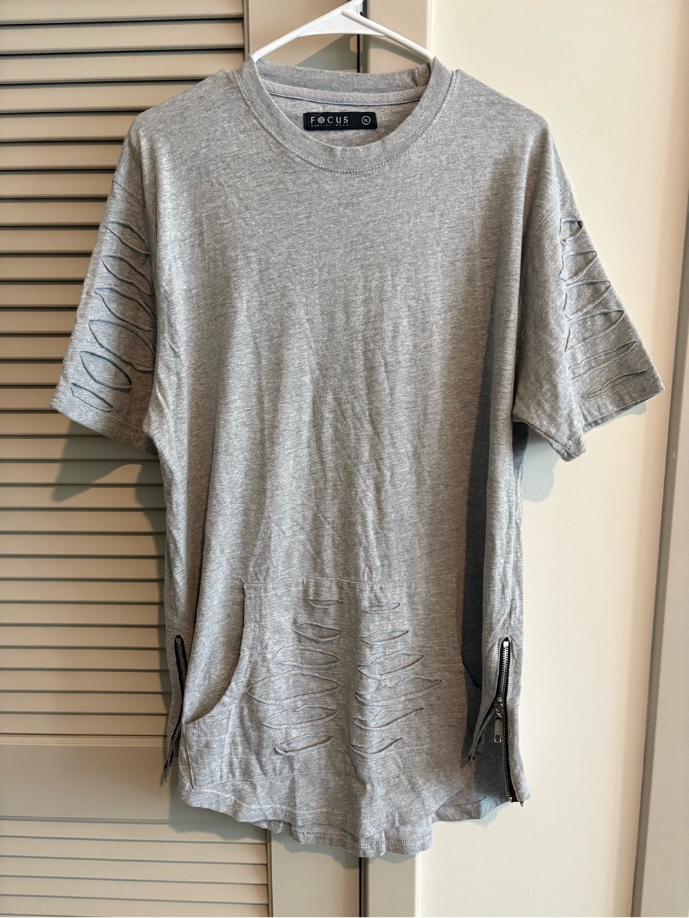 Focus Quality Wear Men's Distressed Short Sleeve Tee in Light Gray* Sz. XL
